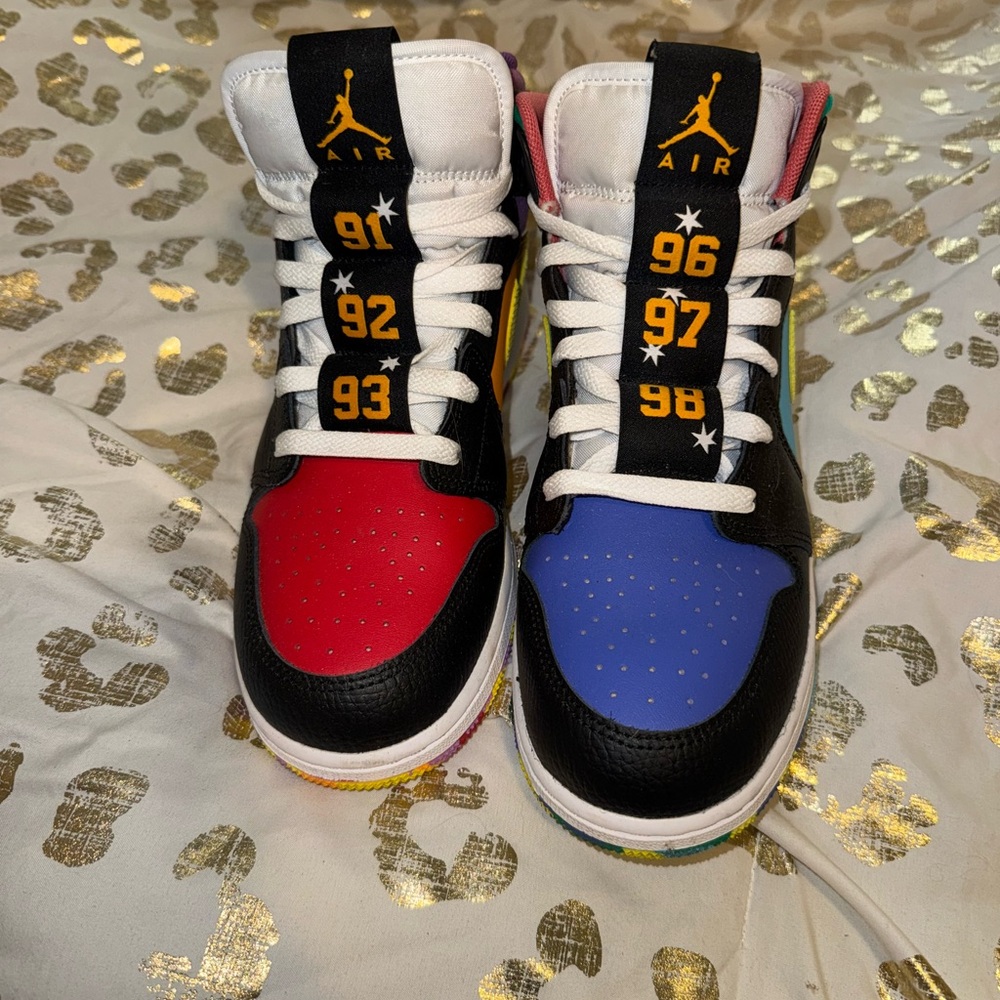 Jordan Sneakers sz7y women’s sz8 - championship year multi color and texture